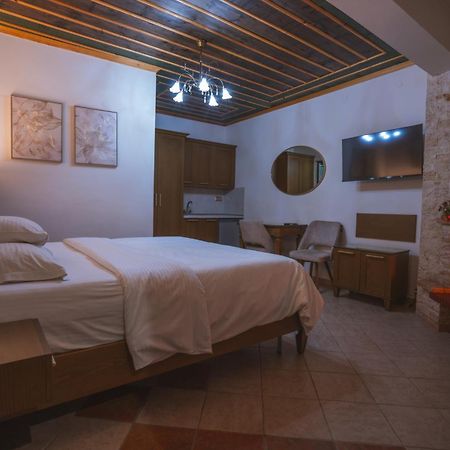 Kallinikos Guesthouse Káto Loutrákion エクステリア 写真