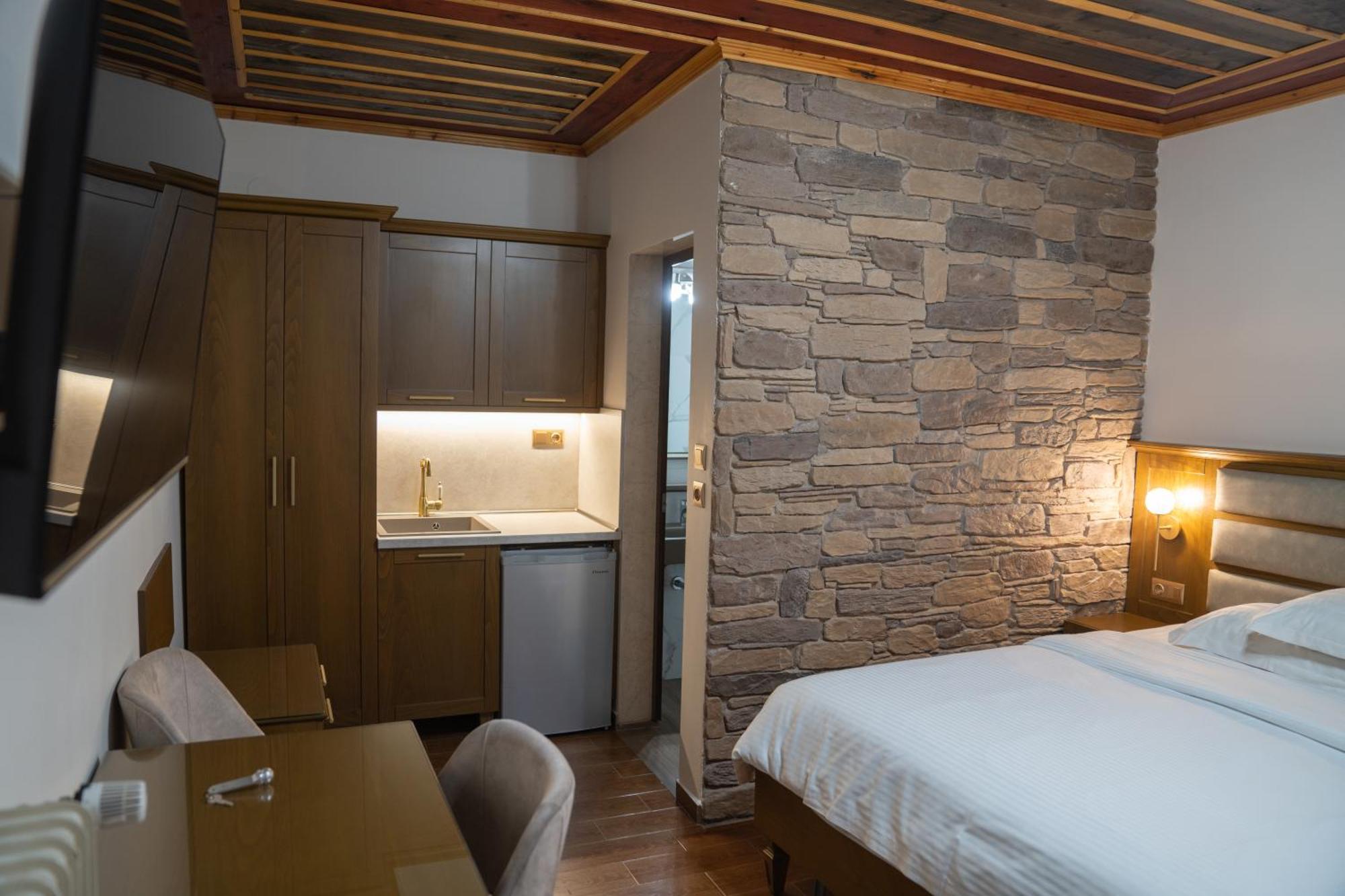 Kallinikos Guesthouse Káto Loutrákion エクステリア 写真