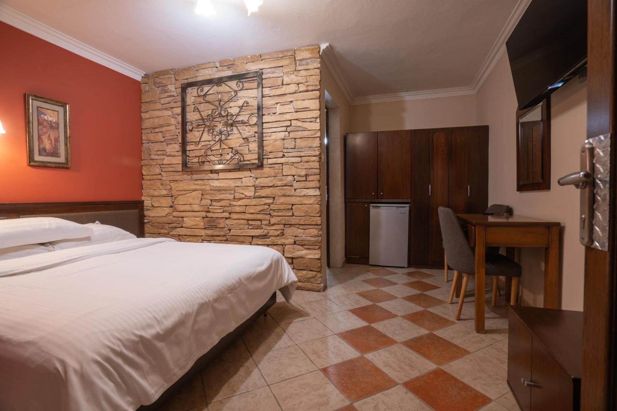 Kallinikos Guesthouse Káto Loutrákion エクステリア 写真