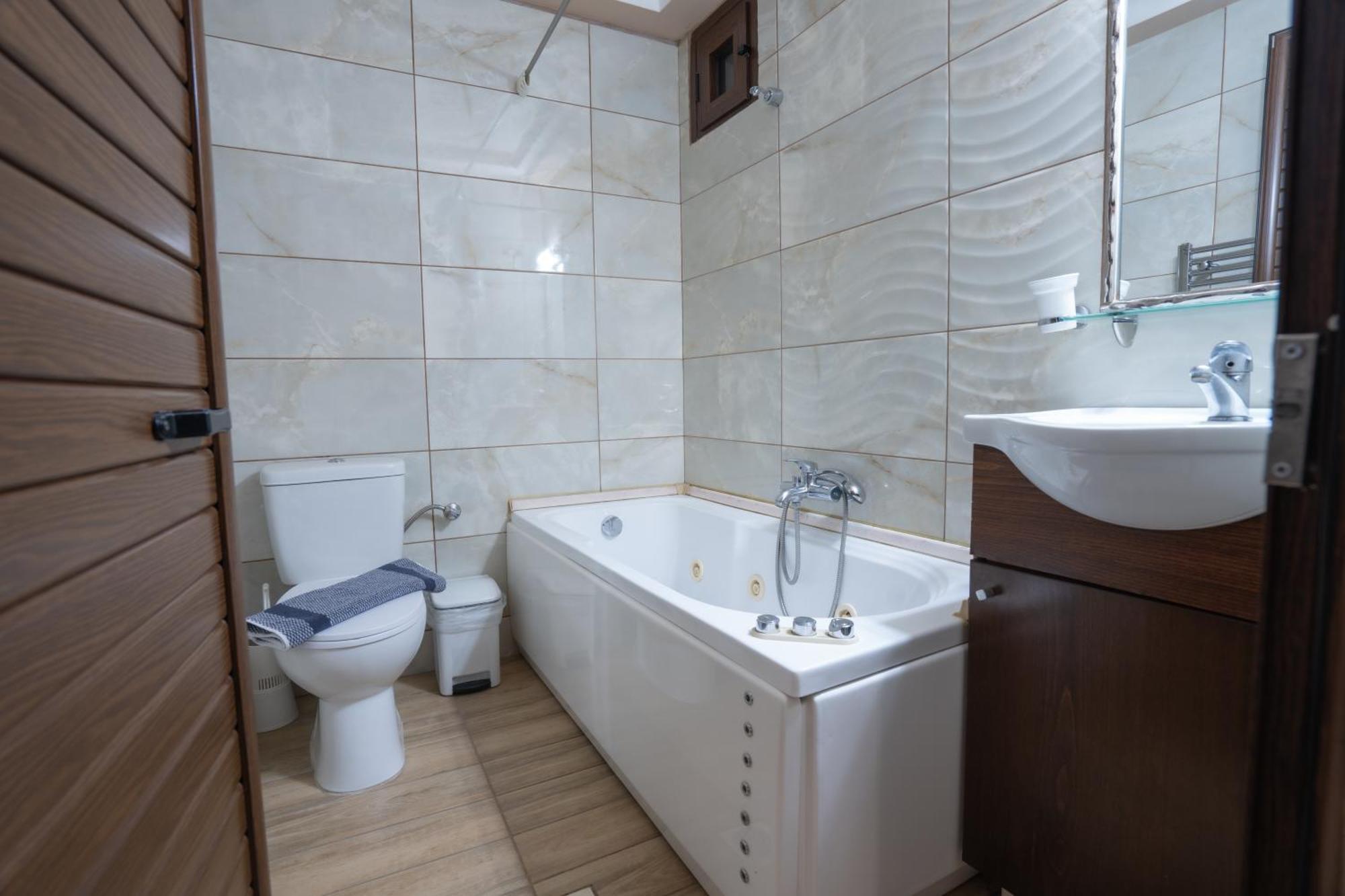 Kallinikos Guesthouse Káto Loutrákion エクステリア 写真